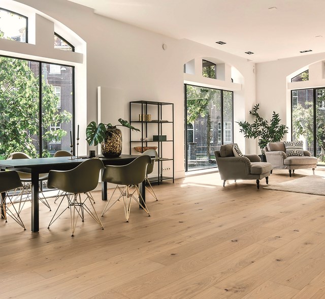 Ess- und Wohnzimmer mit Holzboden